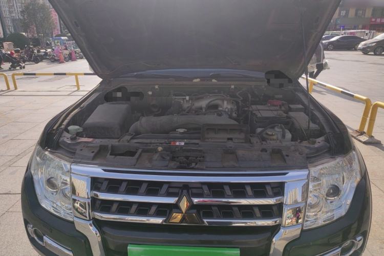 Used Mitsubishi Pajero 2015 3.0L Automatic Elite Overdrive Version China IV Standard Engine Bay