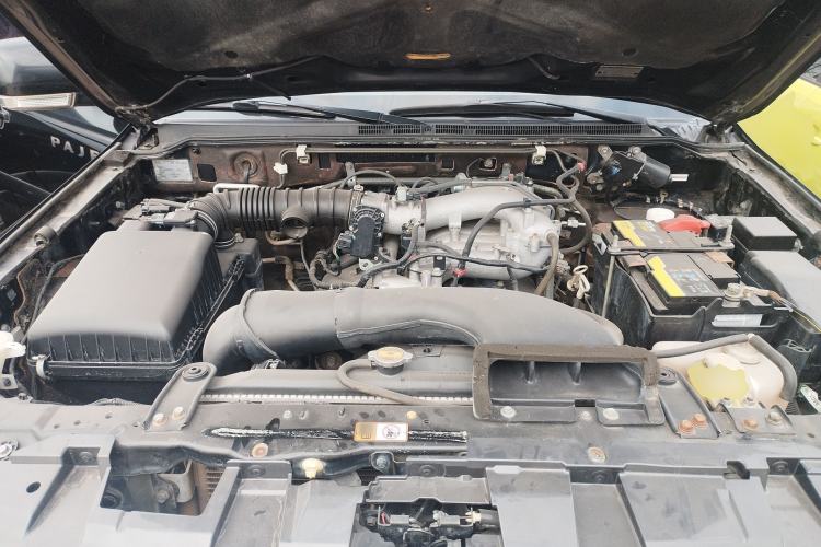 Used Mitsubishi Pajero 2015 3.0L Automatic Luxury Version China IV Standard Engine Bay