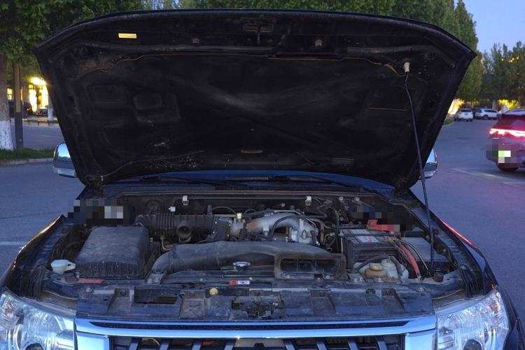 Used Mitsubishi Pajero 2015 3.0L Automatic Elite Overdrive Version China IV Standard Engine Bay