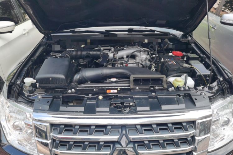 Used Mitsubishi Pajero 2015 3.0L Automatic Luxury Version China V Standard Engine Bay