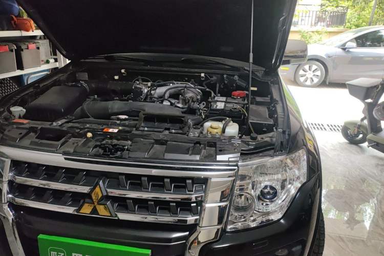 Used Mitsubishi Pajero 2015 3.0L Automatic Elite Overdrive Version China IV Standard Engine Bay Left