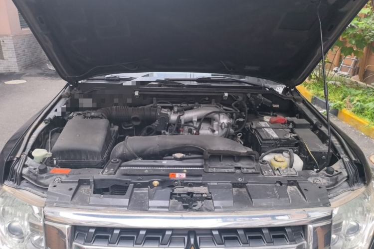 Used Mitsubishi Pajero 2015 3.0L Automatic Elite Edition China V Standard Engine Bay