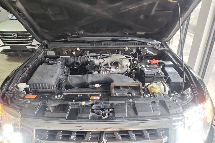 Used Mitsubishi Pajero 2015 3.0L Automatic Elite Plus Version China V Standard Engine Bay
