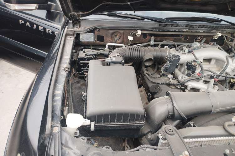 Used Mitsubishi Pajero 2015 3.0L Automatic Luxury Version China IV Standard Engine Bay Right