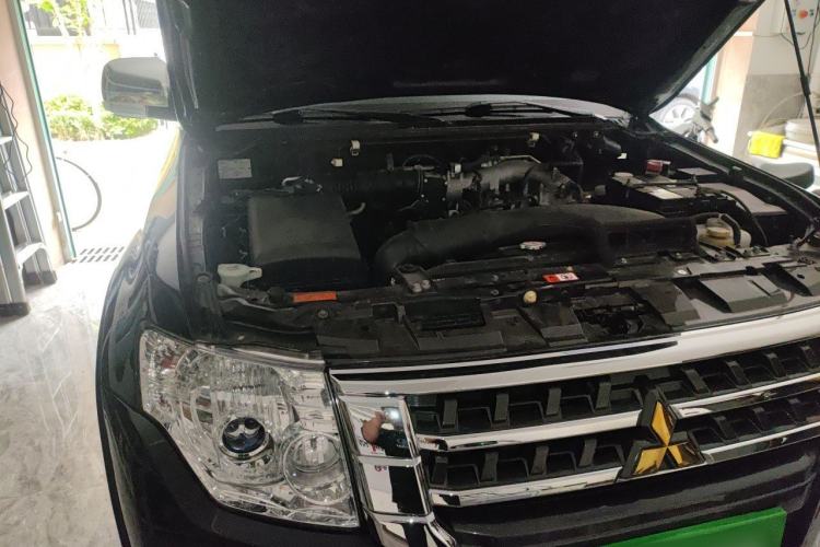 Used Mitsubishi Pajero 2015 3.0L Automatic Elite Overdrive Version China IV Standard Engine Bay Right