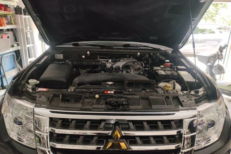 Used Mitsubishi Pajero 2015 3.0L Automatic Elite Overdrive Version China IV Standard Engine Bay