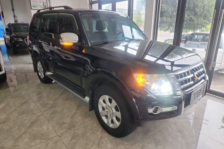 Used Mitsubishi Pajero 2015 3.0L Automatic Elite Plus Version China V Standard Exterior 2