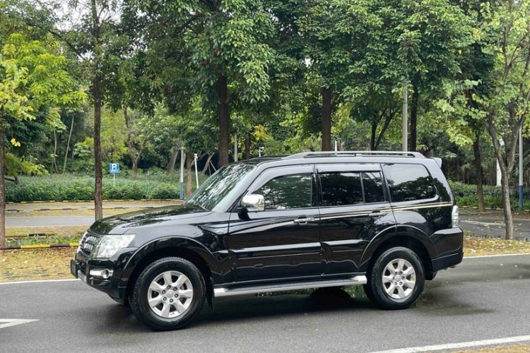 Used Mitsubishi Pajero 2015 3.0L Automatic Elite Edition China V Standard Exterior 3
