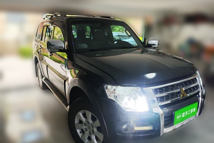 Used Mitsubishi Pajero 2015 3.0L Automatic Elite Overdrive Version China IV Standard Front Right 45 Deg