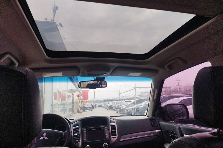 Used Mitsubishi Pajero 2015 3.0L Automatic Luxury Version China IV Standard Headliner