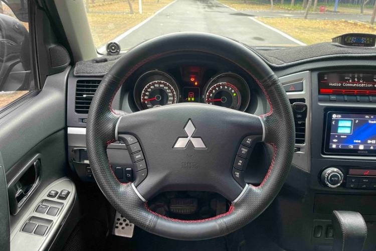 Used Mitsubishi Pajero 2015 3.0L Automatic Elite Edition China V Standard Interior 2