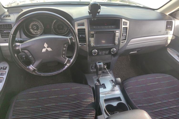 Used Mitsubishi Pajero 2015 3.0L Automatic Elite Overdrive Version China IV Standard Interior 2