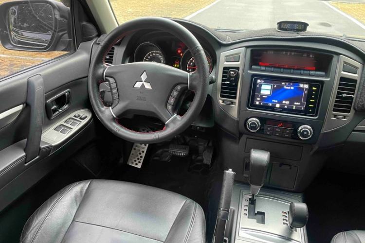Used Mitsubishi Pajero 2015 3.0L Automatic Elite Edition China V Standard Interior 3