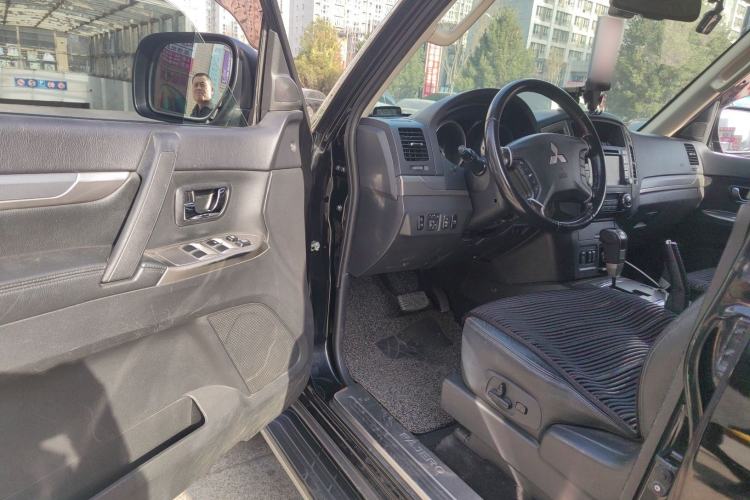 Used Mitsubishi Pajero 2015 3.0L Automatic Elite Overdrive Version China IV Standard Interior 3