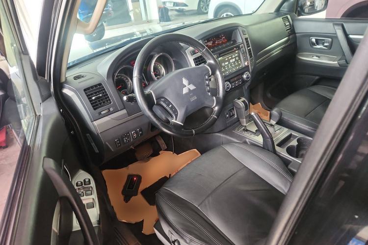 Used Mitsubishi Pajero 2015 3.0L Automatic Elite Plus Version China V Standard Interior 3