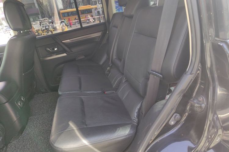 Used Mitsubishi Pajero 2015 3.0L Automatic Elite Overdrive Version China IV Standard Interior 4