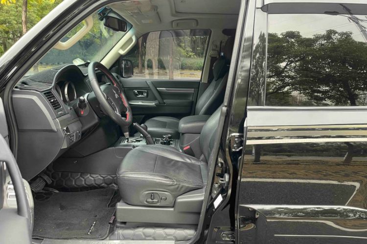Used Mitsubishi Pajero 2015 3.0L Automatic Elite Edition China V Standard Interior 5