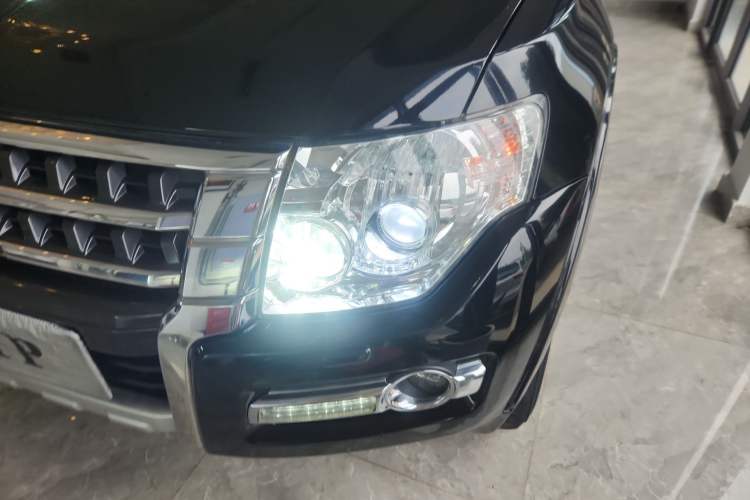 Used Mitsubishi Pajero 2015 3.0L Automatic Elite Plus Version China V Standard Left Front Headlight