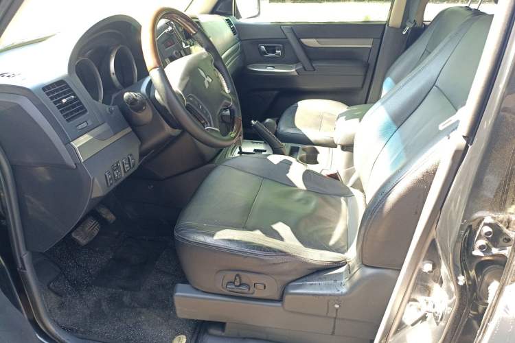 Used Mitsubishi Pajero 2015 3.0L Automatic Elite Plus Version China V Standard Left Front Seat