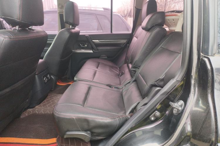 Used Mitsubishi Pajero 2015 3.0L Automatic Luxury Version China IV Standard Left Rear Seat
