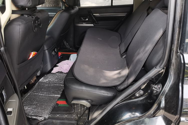 Used Mitsubishi Pajero 2015 3.0L Automatic Luxury Version China V Standard Left Rear Seat