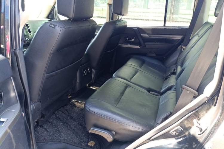 Used Mitsubishi Pajero 2015 3.0L Automatic Elite Plus Version China V Standard Left Rear Seat