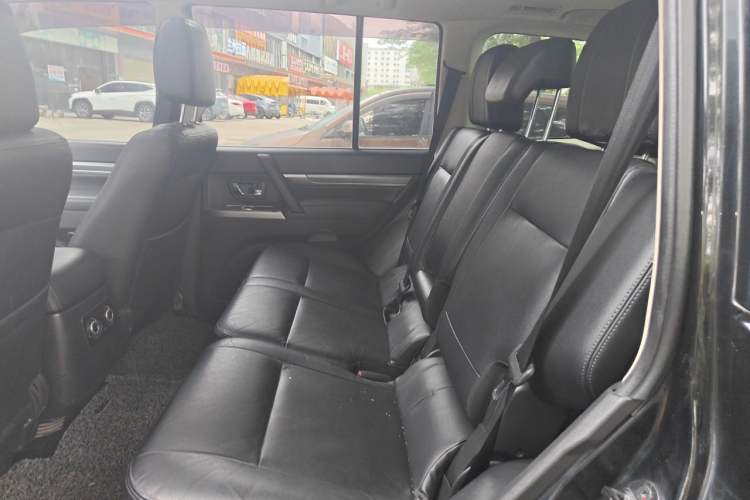 Used Mitsubishi Pajero 2015 3.0L Automatic Elite Overdrive Version China IV Standard Left Rear Seat