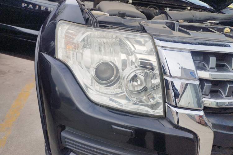 Used Mitsubishi Pajero 2015 3.0L Automatic Luxury Version China IV Standard Right Front Headlight
