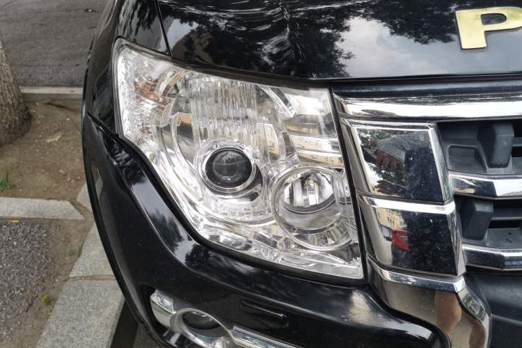 Used Mitsubishi Pajero 2015 3.0L Automatic Luxury Version China V Standard Right Front Headlight