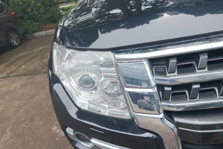 Used Mitsubishi Pajero 2015 3.0L Automatic Elite Overdrive Version China IV Standard Right Front Headlight