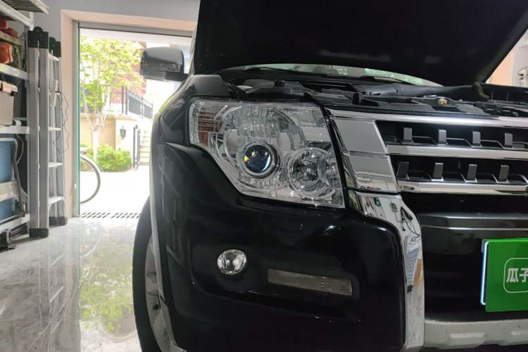 Used Mitsubishi Pajero 2015 3.0L Automatic Elite Overdrive Version China IV Standard Right Front Headlight