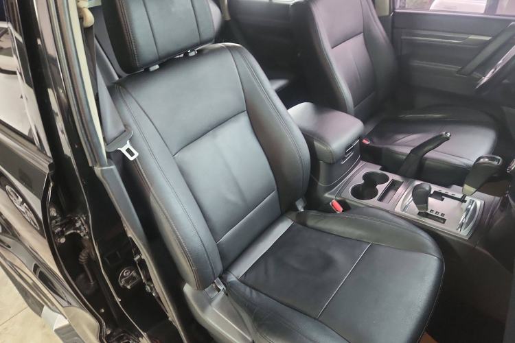 Used Mitsubishi Pajero 2015 3.0L Automatic Elite Plus Version China V Standard Right Front Seat