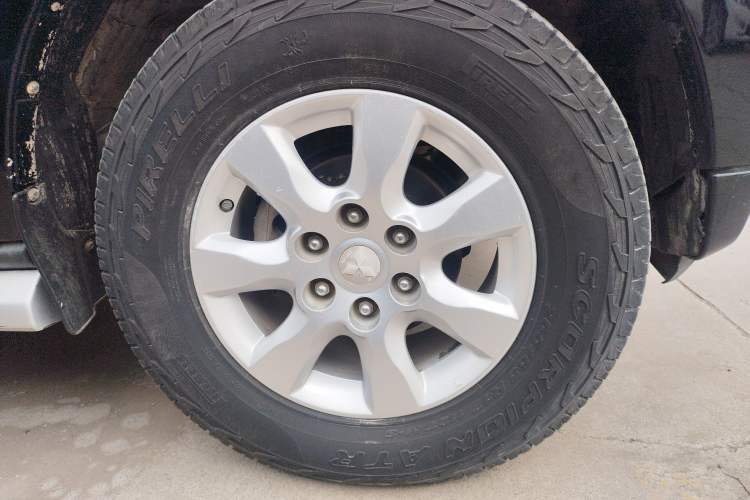 Used Mitsubishi Pajero 2015 3.0L Automatic Luxury Version China IV Standard Right Front Wheel Hub