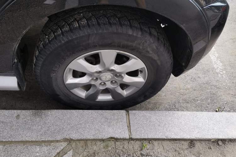 Used Mitsubishi Pajero 2015 3.0L Automatic Luxury Version China V Standard Right Front Wheel Hub