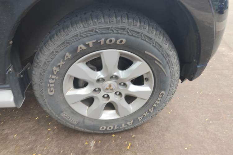 Used Mitsubishi Pajero 2015 3.0L Automatic Elite Overdrive Version China IV Standard Right Front Wheel Hub