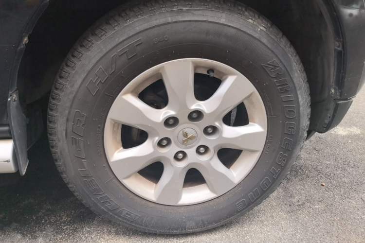 Used Mitsubishi Pajero 2015 3.0L Automatic Elite Edition China V Standard Right Front Wheel Hub