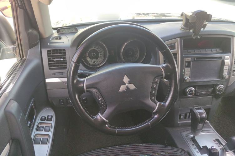 Used Mitsubishi Pajero 2015 3.0L Automatic Elite Overdrive Version China IV Standard Steering Wheel