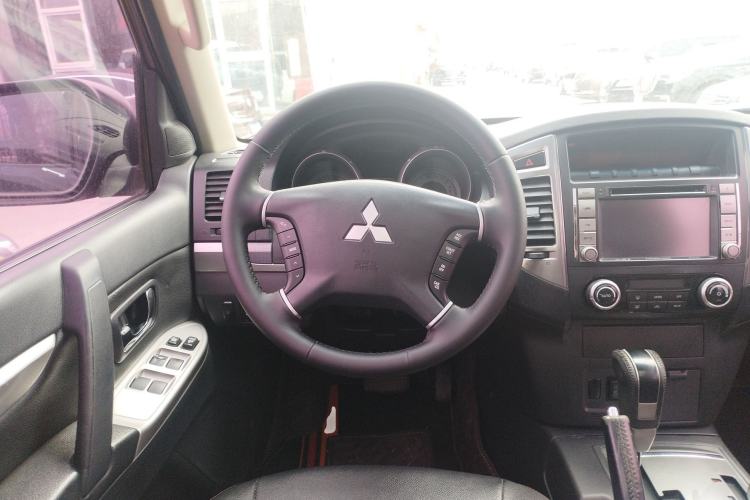 Used Mitsubishi Pajero 2015 3.0L Automatic Luxury Version China IV Standard Steering Wheel