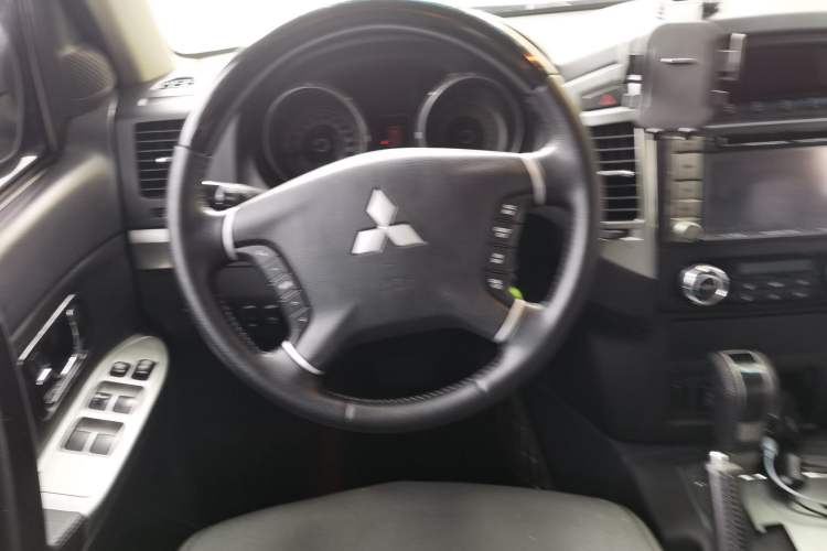Used Mitsubishi Pajero 2015 3.0L Automatic Luxury Version China V Standard Steering Wheel