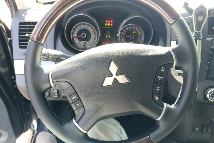 Used Mitsubishi Pajero 2015 3.0L Automatic Elite Plus Version China V Standard Steering Wheel