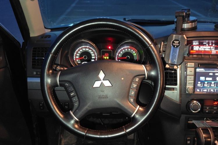 Used Mitsubishi Pajero 2015 3.0L Automatic Elite Overdrive Version China IV Standard Steering Wheel