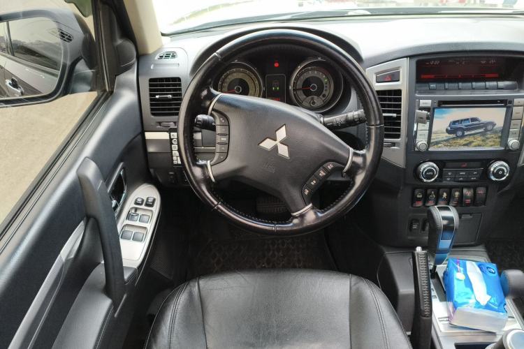 Used Mitsubishi Pajero 2015 3.0L Automatic Elite Plus Version China V Standard Steering Wheel