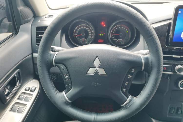 Used Mitsubishi Pajero 2015 3.0L Automatic Luxury Version China V Standard Steering Wheel