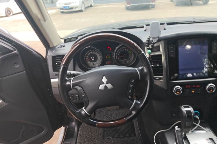 Used Mitsubishi Pajero 2015 3.0L Automatic Elite Overdrive Version China IV Standard Steering Wheel