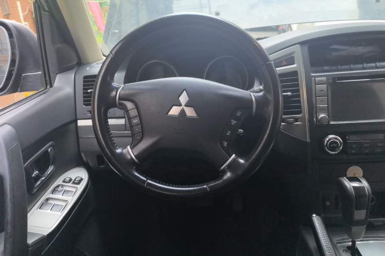 Used Mitsubishi Pajero 2015 3.0L Automatic Elite Edition China V Standard Steering Wheel