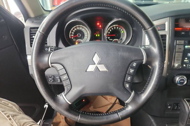 Used Mitsubishi Pajero 2015 3.0L Automatic Elite Plus Version China V Standard Steering Wheel