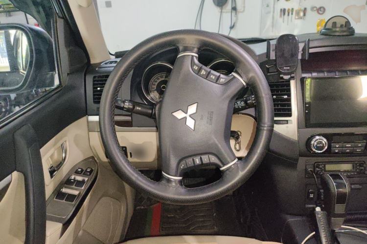 Used Mitsubishi Pajero 2015 3.0L Automatic Elite Overdrive Version China IV Standard Steering Wheel