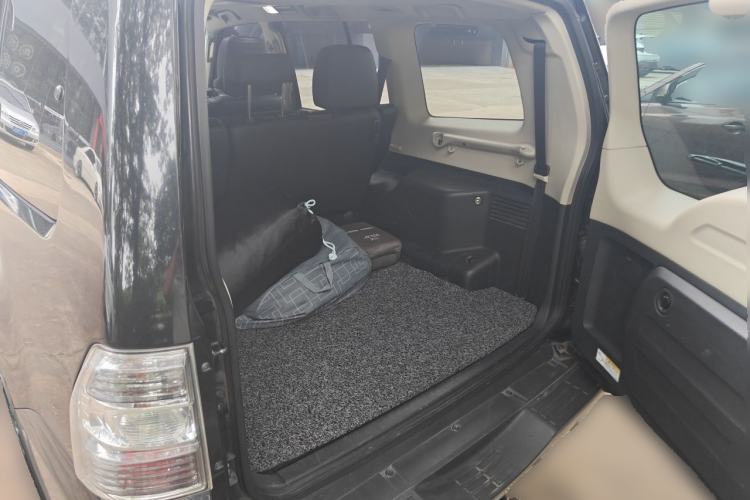 Used Mitsubishi Pajero 2015 3.0L Automatic Elite Overdrive Version China IV Standard Trunk