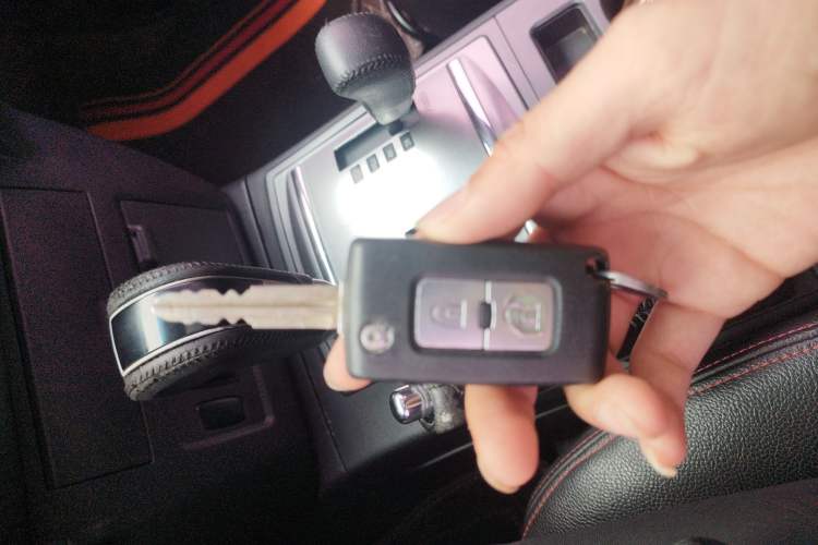 Used Mitsubishi Pajero 2015 3.0L Automatic Luxury Version China IV Standard Vehicle Key