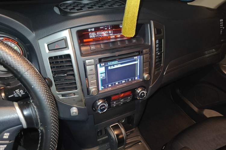 Used Mitsubishi Pajero 2015 3.0L Automatic Luxury Version China IV Standard Audio And AC Panel